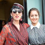 Hiba Abouk y Rossy de Palma en la Fashion Week de París 2016