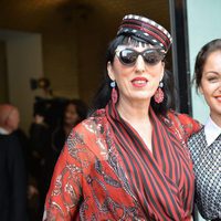 Hiba Abouk y Rossy de Palma en la Fashion Week de París 2016