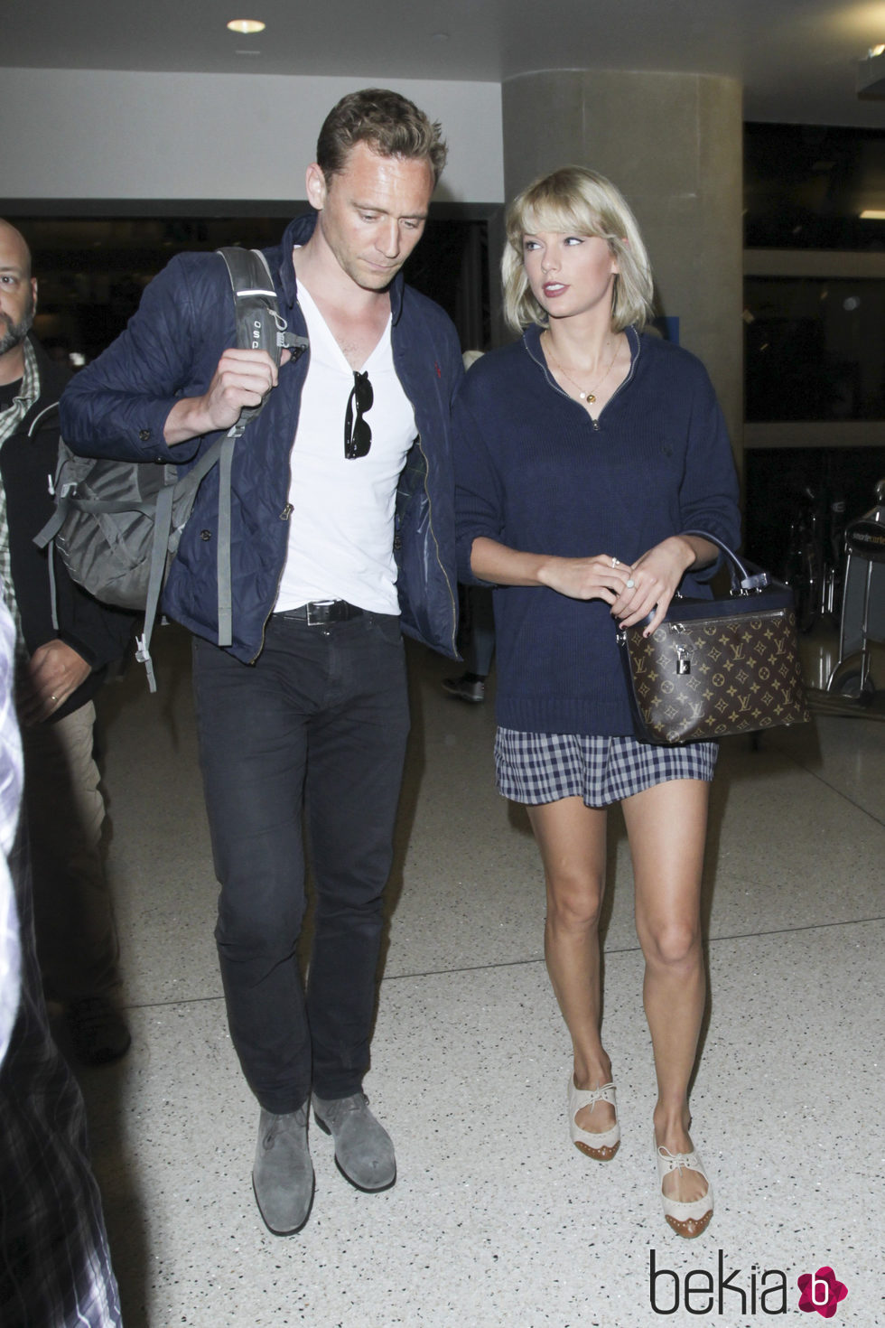 Taylor Swift y Tom Hiddleston en la terminal del aeropuerto de Los Angeles