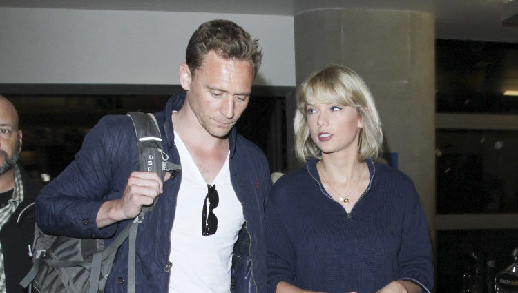 Taylor Swift y Tom Hiddleston en la terminal del aeropuerto de Los Angeles