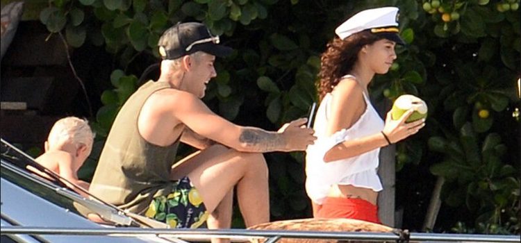 Justin Bieber disfrutando de un paseo en yate con una morena en Miami