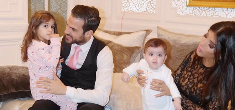 Cesc Fábregas y Daniella Seeman con sus dos hijas