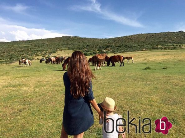 Sara Carbonero con su hijo Martín viendo unos caballos en Navalacruz