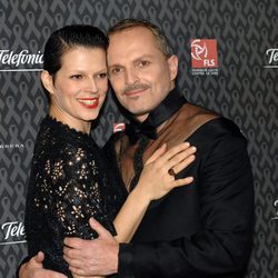 Miguel Bosé y su sobrina Bimba Bosé en la Gala contra el Sida de 2010