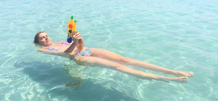 Adriana Abenia jugando con una pistola de agua durante un chapuzón en Mallorca