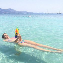 Adriana Abenia jugando con una pistola de agua durante un chapuzón en Mallorca