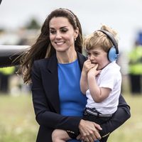 Kate Middleton con el Príncipe Jorge en brazos visitando una base aérea