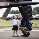 Guillermo de Inglaterra con un curioso Jorge de Cambridge en una base aérea