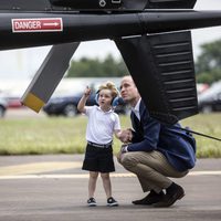 Guillermo de Inglaterra con un curioso Jorge de Cambridge en una base aérea