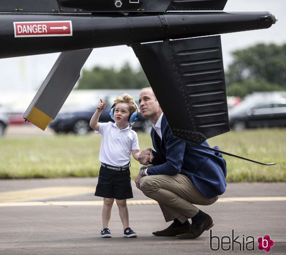 Guillermo de Inglaterra con un curioso Jorge de Cambridge en una base aérea