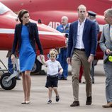 Los Duques de Cambridge visitando una base aérea con su hijo el Príncipe Jorge