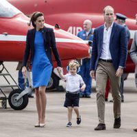 Los Duques de Cambridge visitando una base aérea con su hijo el Príncipe Jorge