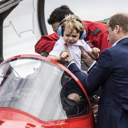 Guillermo de Inglaterra subiendo a una aeronave al Príncipe Jorge