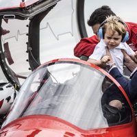 Guillermo de Inglaterra subiendo a una aeronave al Príncipe Jorge