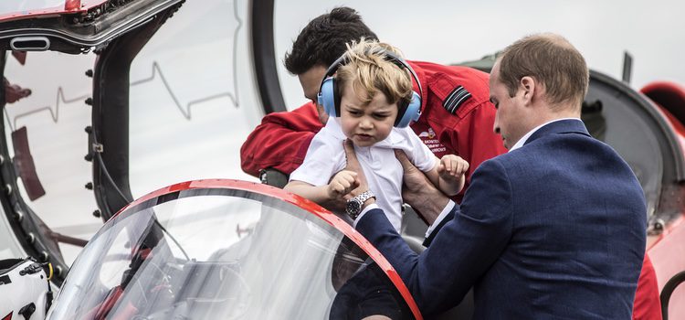 Guillermo de Inglaterra subiendo a una aeronave al Príncipe Jorge