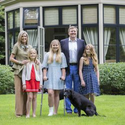 Los Reyes Guillermo y Máxima de Holanda con sus tres hijas