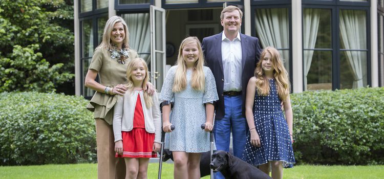 Los Reyes Guillermo y Máxima de Holanda con sus tres hijas