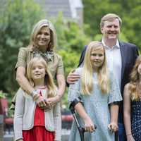 Los Reyes de Holanda con sus tres hijas en el posado de verano 2016