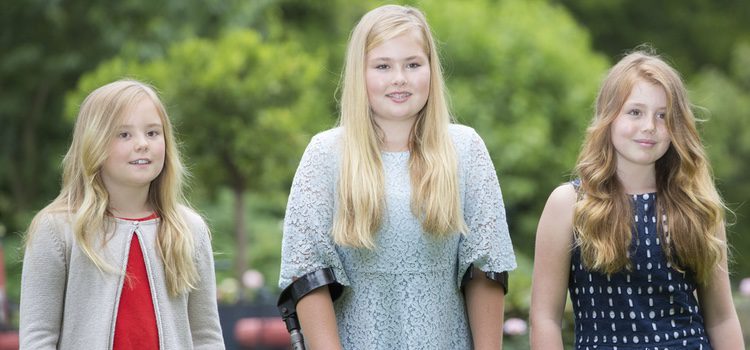 Las princesas de Holanda Amalia, Alexia y Ariane en  el posado de verano 2016