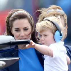 Jorge de Cambridge tocando un helicóptero en brazos de su madre Kate Middleton