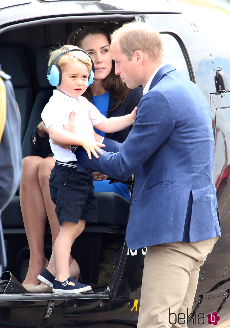 Los Duques de Cambridge y su hijo Jorge de Cambridge bajando de un helicóptero