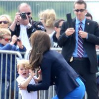 Kate Middleton cogiendo al Príncipe Jorge durante su visita a una base aérea