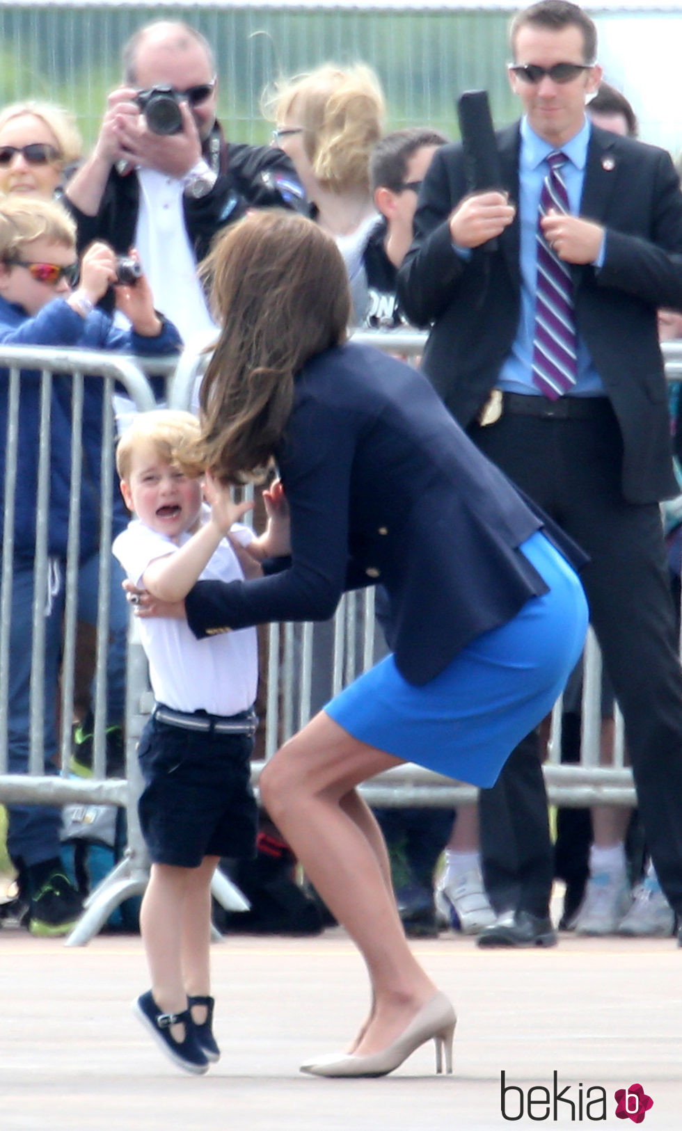 Kate Middleton cogiendo al Príncipe Jorge durante su visita a una base aérea