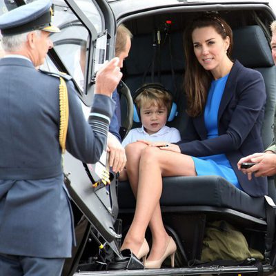 Los Duques de Cambridge y el Príncipe Jorge en una base aérea