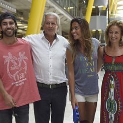 Lara Álvarez con sus padres y su hermano a su vuelta a España tras 'Supervivientes 2016'