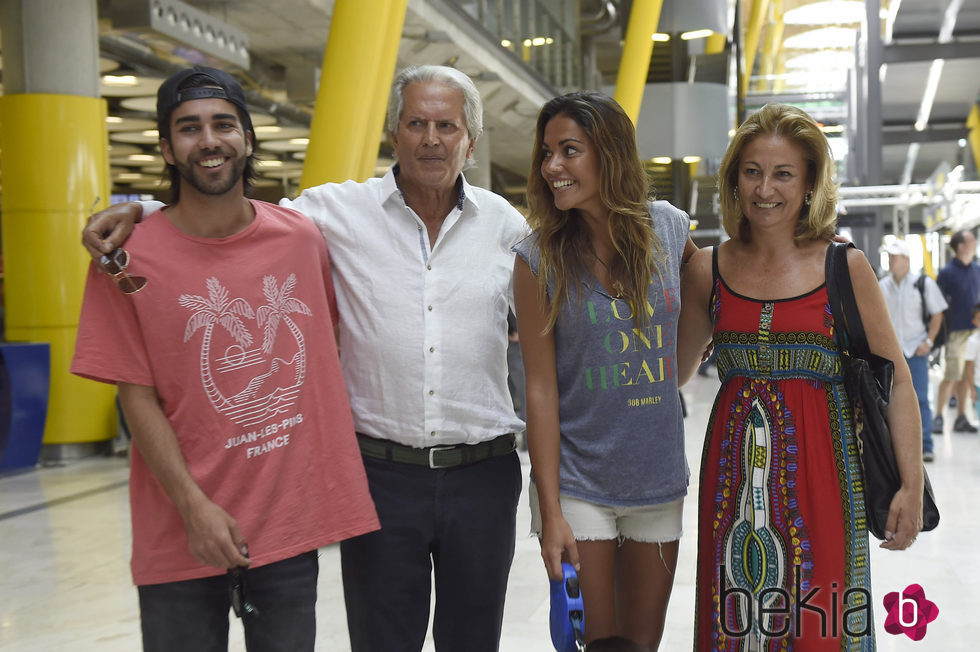 Lara Álvarez con sus padres y su hermano a su vuelta a España tras 'Supervivientes 2016'