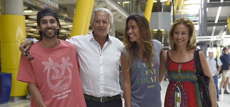 Lara Álvarez con sus padres y su hermano a su vuelta a España tras 'Supervivientes 2016'