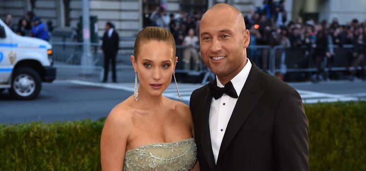 Hannah Davis y Derek Jeter durante un acto benéfico en el teatro de arte Metropolitano