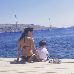 Pilar Rubio con su hijo Sergio frente al mar de Croacia