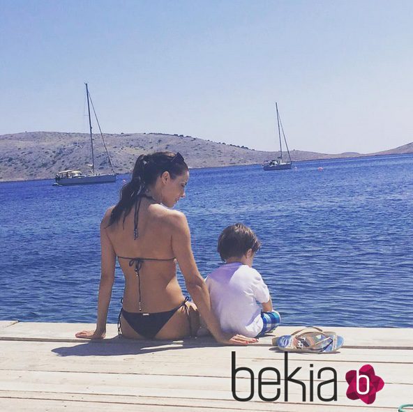 Pilar Rubio con su hijo Sergio frente al mar de Croacia