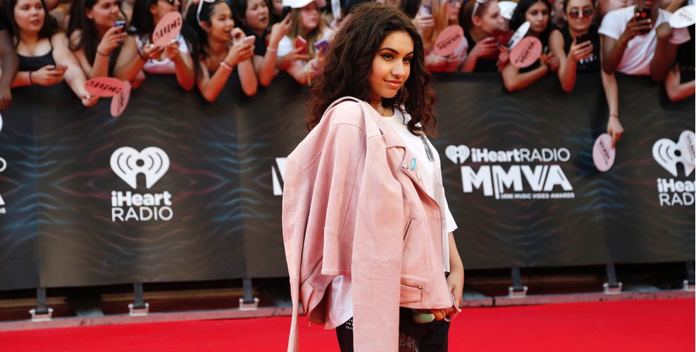 Alessia Cara posando en la alfombra roja de los premios IHeartRadio MuchMusic Video