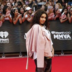 Alessia Cara posando en la alfombra roja de los premios IHeartRadio MuchMusic Video