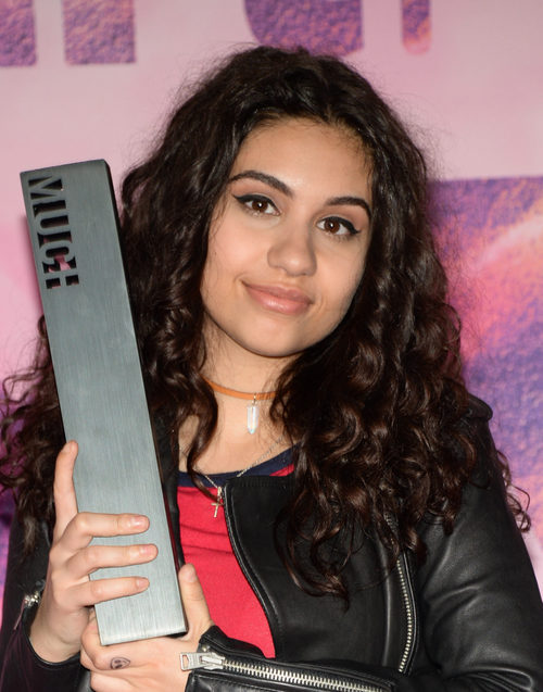 Alessia Cara posa con el premio recibido en los iHeartRADIO MuchMusic Video