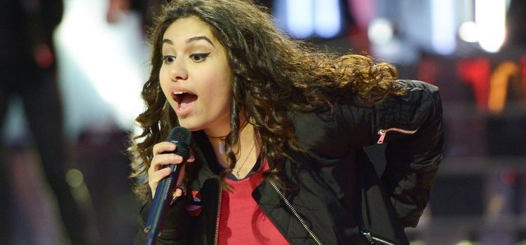 Alessia Cara actuando durante los premios iHeartRADIO MuchMusic Video