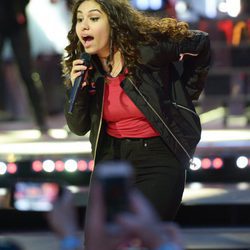 Alessia Cara actuando durante los premios iHeartRADIO MuchMusic Video