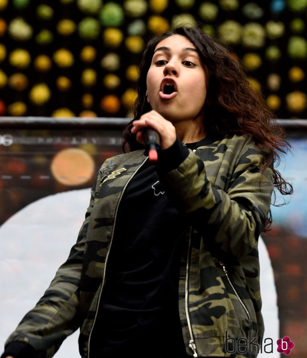 Alessia Cara cantando en el estadio de  Wembley en Londres