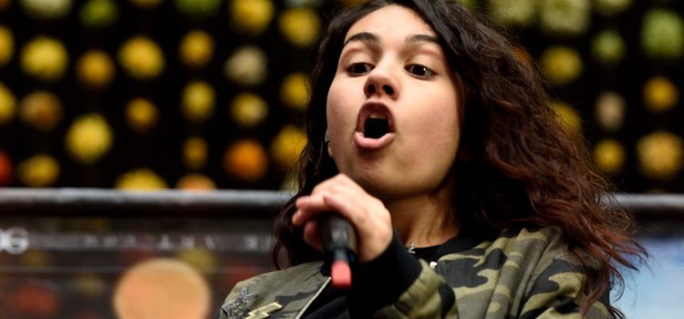 Alessia Cara cantando en el estadio de  Wembley en Londres