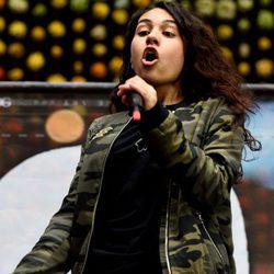 Alessia Cara cantando en el estadio de  Wembley en Londres