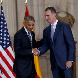 Barack Obama y el Rey Felipe saludándose en el Palacio Real de Madrid