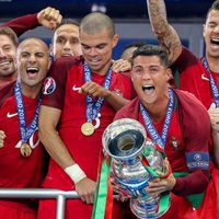 Cristiano Ronaldo levantando la copa de la Eurocopa 2016