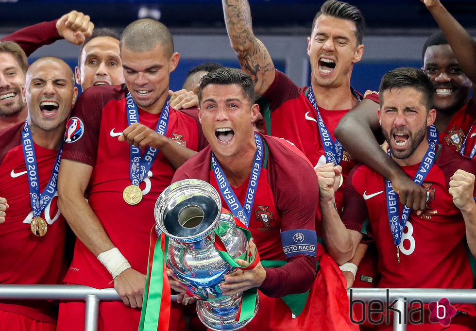 Cristiano Ronaldo levantando la copa de la Eurocopa 2016