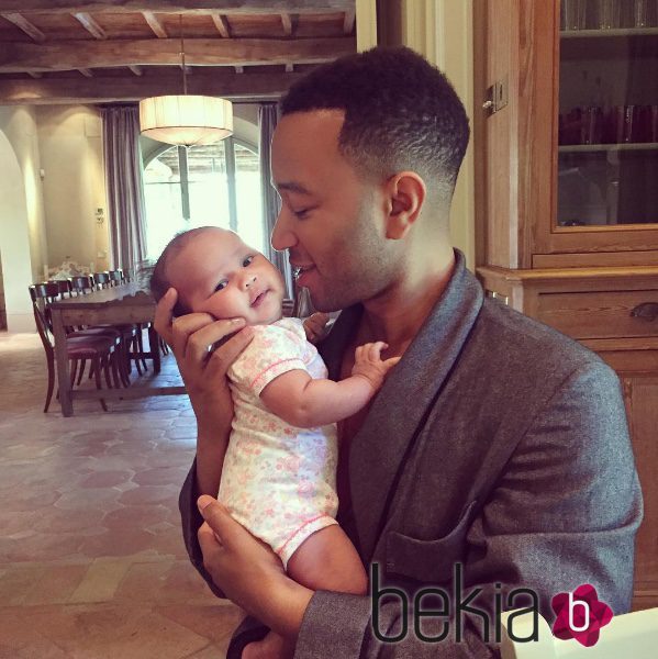 John Legend sosteniendo cariñosamente a su hija Luna