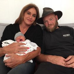 Caitlyn Jenner junto a Burt Jenner y Bodhi Burton Jenner