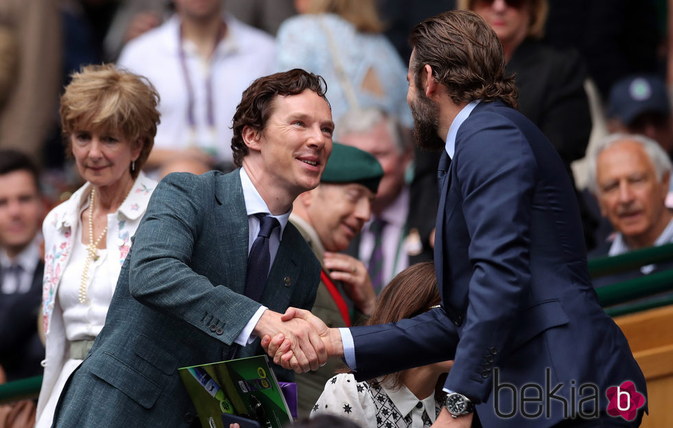 Bradley Cooper saludando a Benedict Cumberbatch en la final de Wimbledon 2016