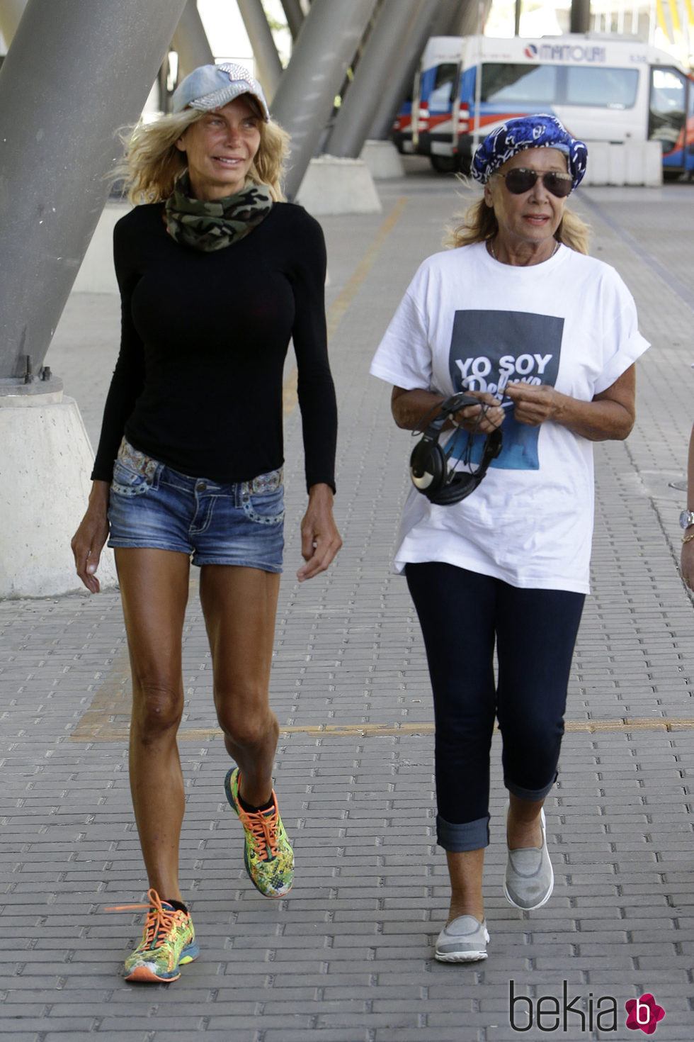 Mila Ximénez y Yola Berrocal a su llegada a Madrid para la final de 'Supervivientes 2016'