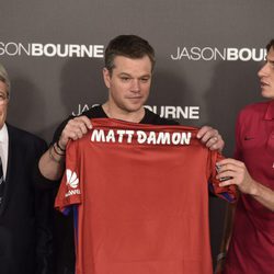 Matt Damon, Filipe Luis y Enrique Cerezo recibiendo la camiseta del Atletico Madrid en Madrid